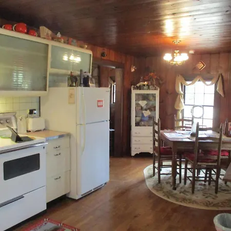 GORGEOUS! Near I-77, Historic log cabin for 2, WiFi, antiques, river access, near Princeton Extérieur photo