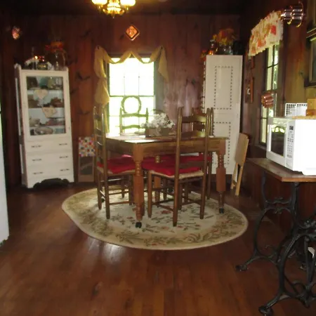 GORGEOUS! Near I-77, Historic log cabin for 2, WiFi, antiques, river access, near Princeton Extérieur photo