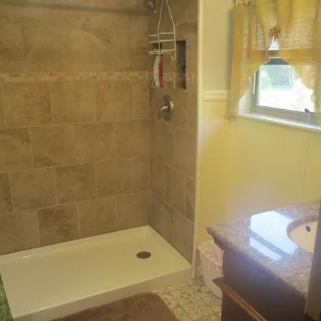 GORGEOUS! Near I-77, Historic log cabin for 2, WiFi, antiques, river access, near Princeton Extérieur photo