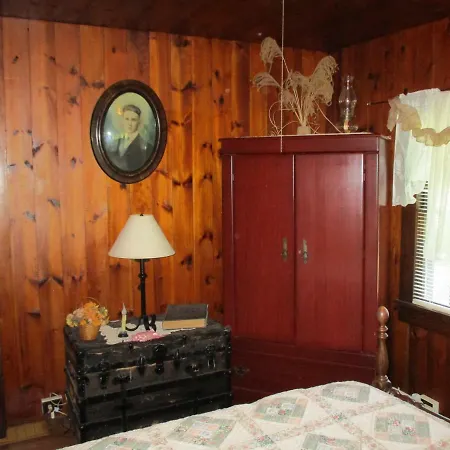 GORGEOUS! Near I-77, Historic log cabin for 2, WiFi, antiques, river access, near Princeton Extérieur photo