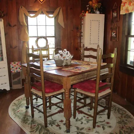 GORGEOUS! Near I-77, Historic log cabin for 2, WiFi, antiques, river access, near Princeton Extérieur photo