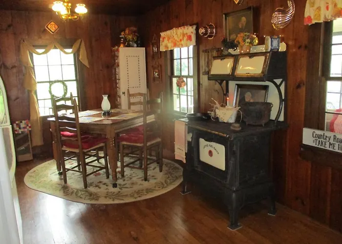 GORGEOUS! Near I-77, Historic log cabin for 2, WiFi, antiques, river access, near Princeton