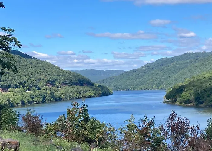 GORGEOUS! Near I-77, Historic log cabin for 2, WiFi, antiques, river access, near Princeton