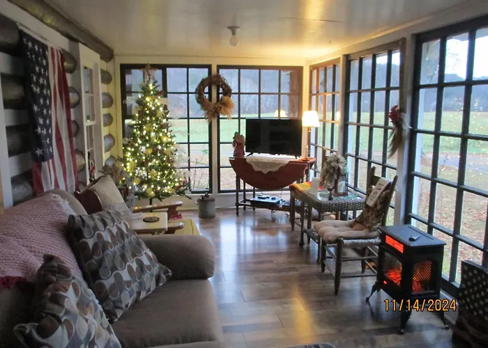 GORGEOUS! Near I-77, Historic log cabin for 2, WiFi, antiques, river access, near Princeton