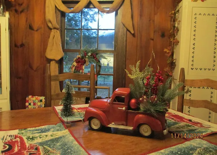 GORGEOUS! Near I-77, Historic log cabin for 2, WiFi, antiques, river access, near Princeton
