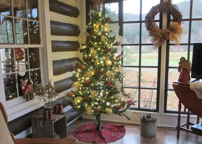 GORGEOUS! Near I-77, Historic log cabin for 2, WiFi, antiques, river access, near Princeton