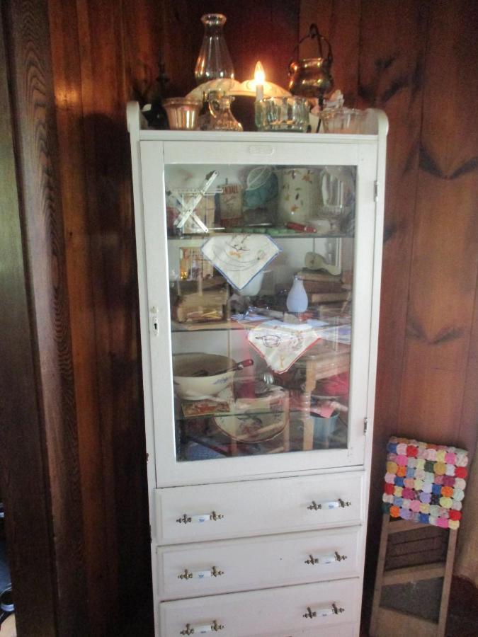 Séjour à la ferme Gorgeous! Near I-77, Historic Log For 2, Wifi, Antiques, River Access, Near