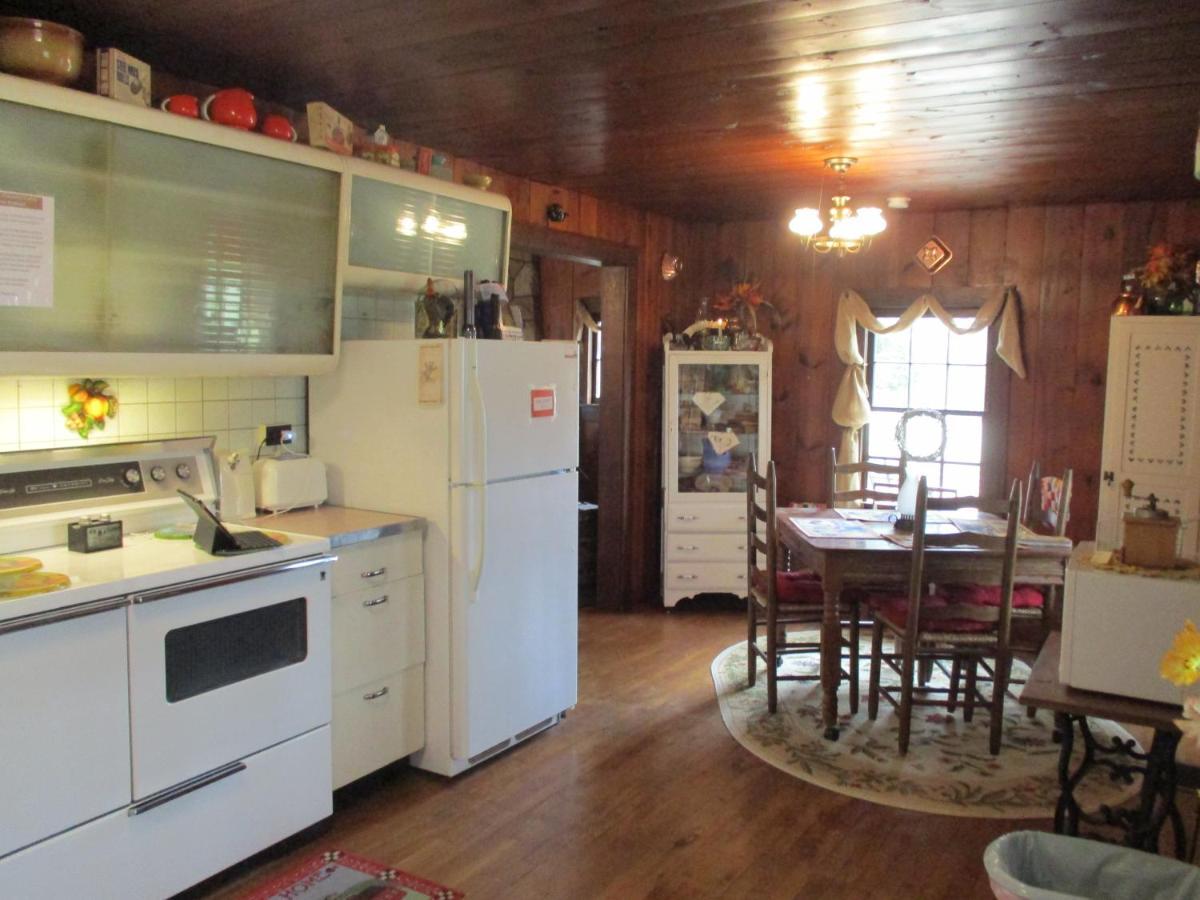 Gorgeous! Near I-77, Historic Log For 2, Wifi, Antiques, River Access, Near * Princeton