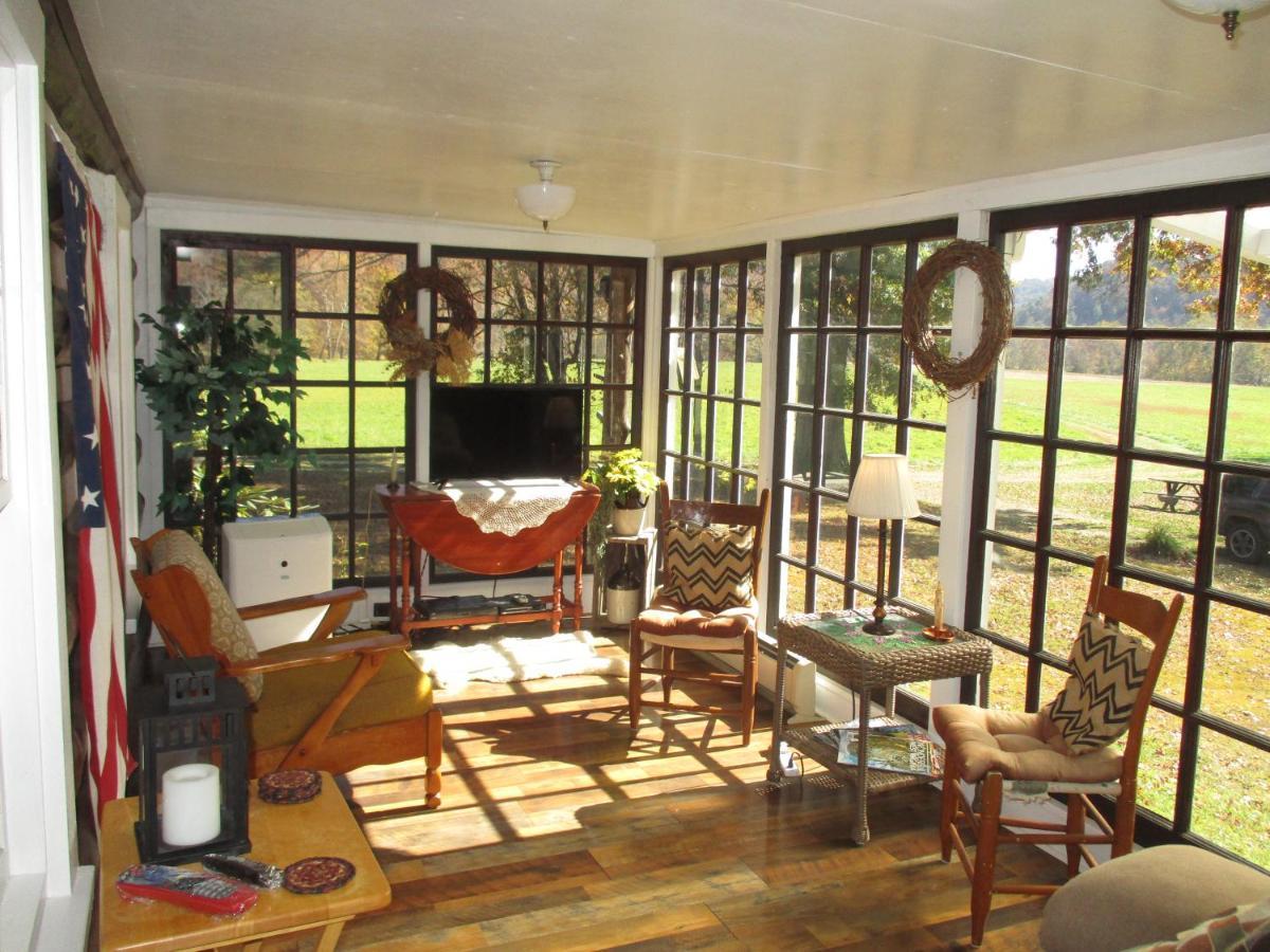 Séjour à la ferme Gorgeous! Near I-77, Historic Log For 2, Wifi, Antiques, River Access, Near Princeton