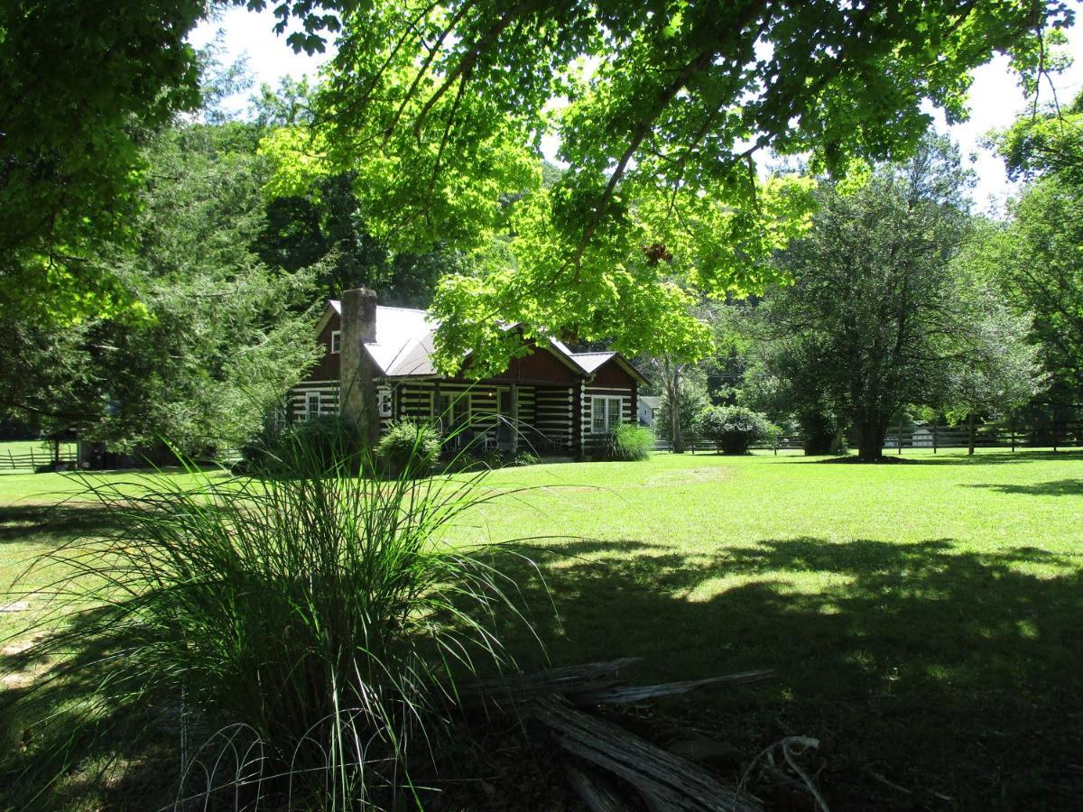 Séjour à la ferme Gorgeous! Near I-77, Historic Log For 2, Wifi, Antiques, River Access, Near