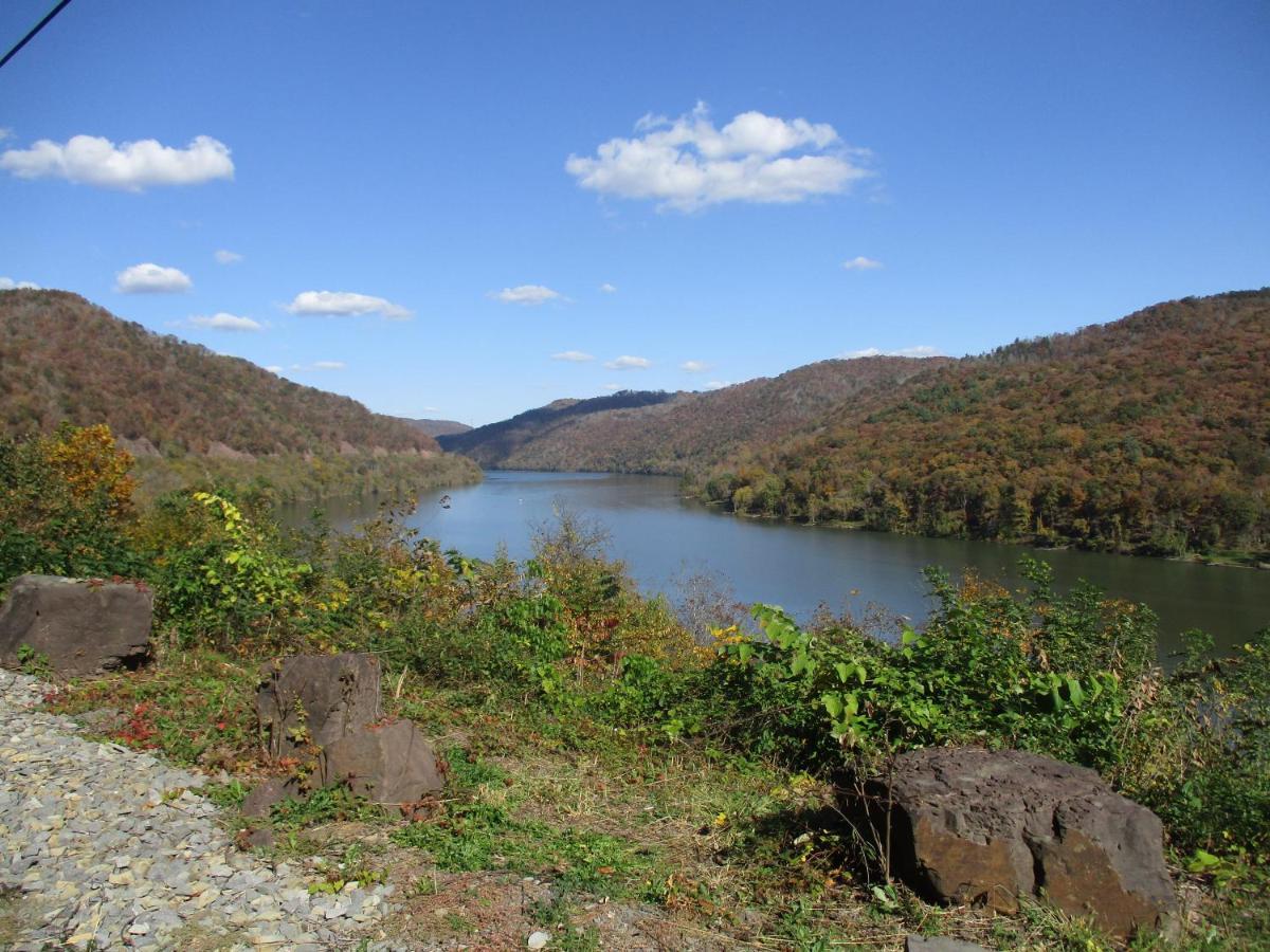 Gorgeous! Near I-77, Historic Log For 2, Wifi, Antiques, River Access, Near Séjour à la ferme Princeton