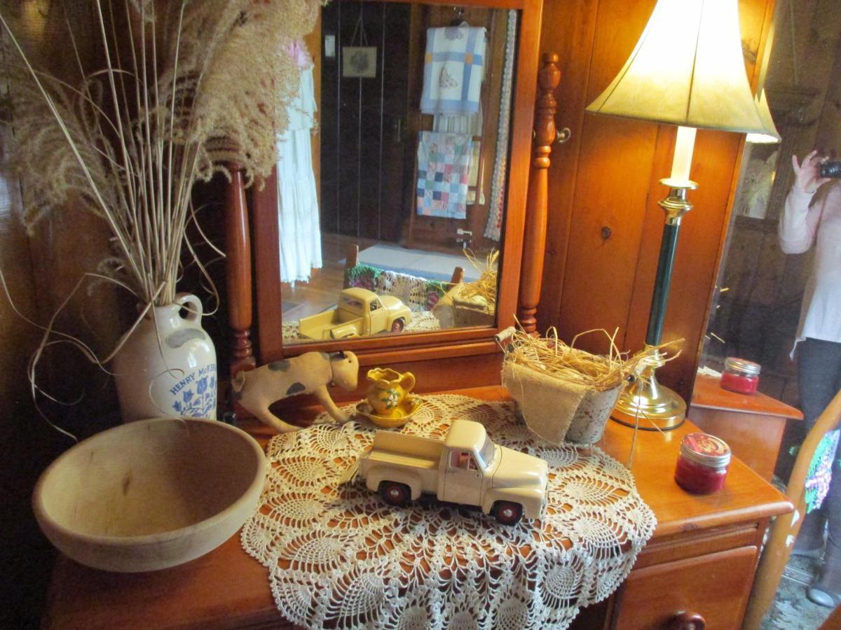 Gorgeous! Near I-77, Historic Log For 2, Wifi, Antiques, River Access, Near Séjour à la ferme *