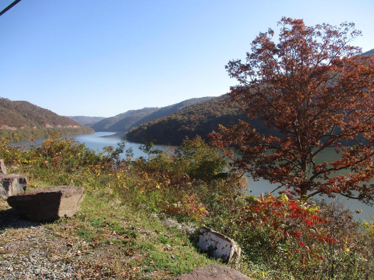 Gorgeous! Near I-77, Historic Log For 2, Wifi, Antiques, River Access, Near Séjour à la ferme