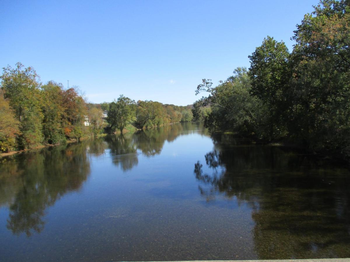 Gorgeous! Near I-77, Historic Log For 2, Wifi, Antiques, River Access, Near Séjour à la ferme *