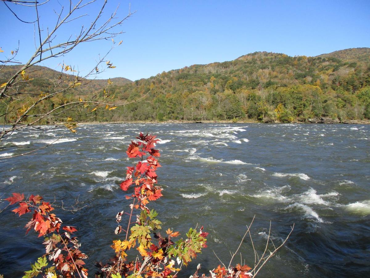 Gorgeous! Near I-77, Historic Log For 2, Wifi, Antiques, River Access, Near