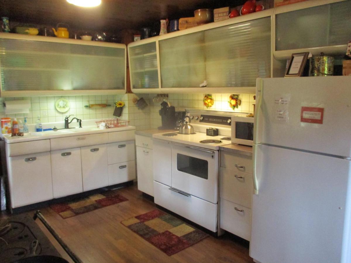 Gorgeous! Near I-77, Historic Log For 2, Wifi, Antiques, River Access, Near Séjour à la ferme Princeton
