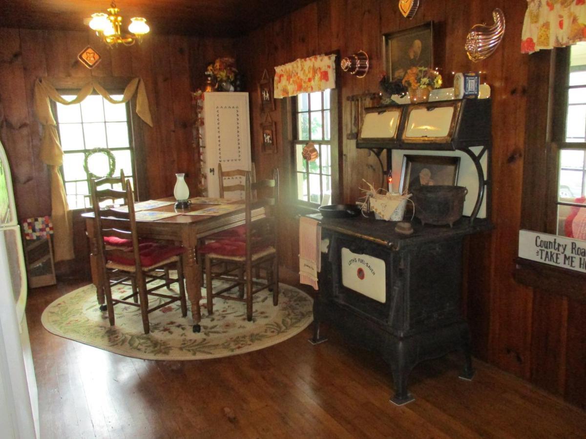 Gorgeous! Near I-77, Historic Log For 2, Wifi, Antiques, River Access, Near