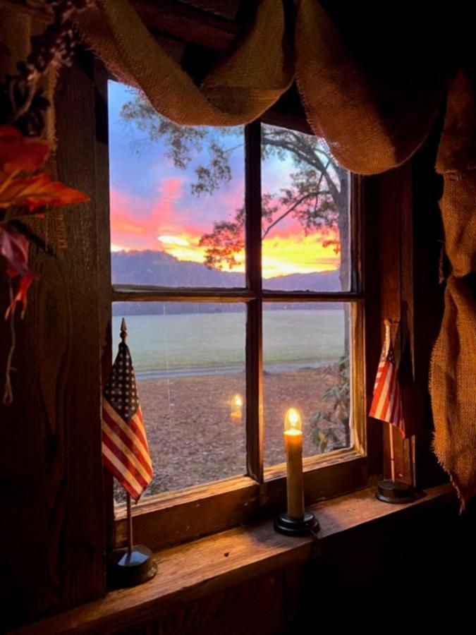 Gorgeous! Near I-77, Historic Log For 2, Wifi, Antiques, River Access, Near