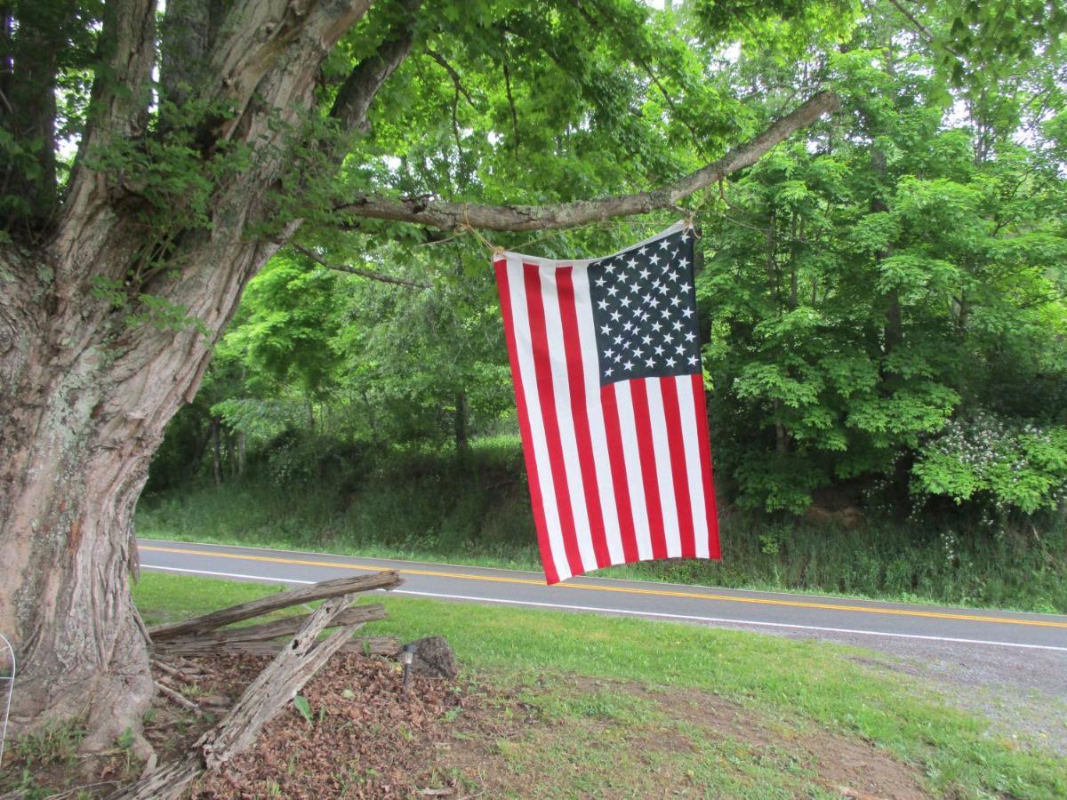Gorgeous! Near I-77, Historic Log For 2, Wifi, Antiques, River Access, Near * Princeton