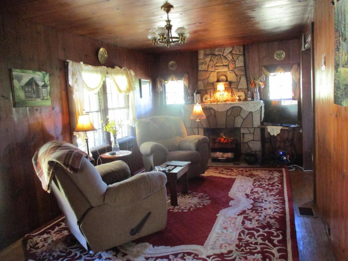 Séjour à la ferme Gorgeous! Near I-77, Historic Log For 2, Wifi, Antiques, River Access, Near