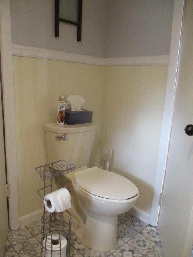 Séjour à la ferme Gorgeous! Near I-77, Historic Log For 2, Wifi, Antiques, River Access, Near *