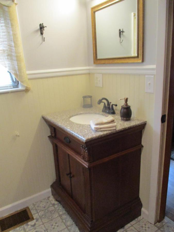 Gorgeous! Near I-77, Historic Log For 2, Wifi, Antiques, River Access, Near