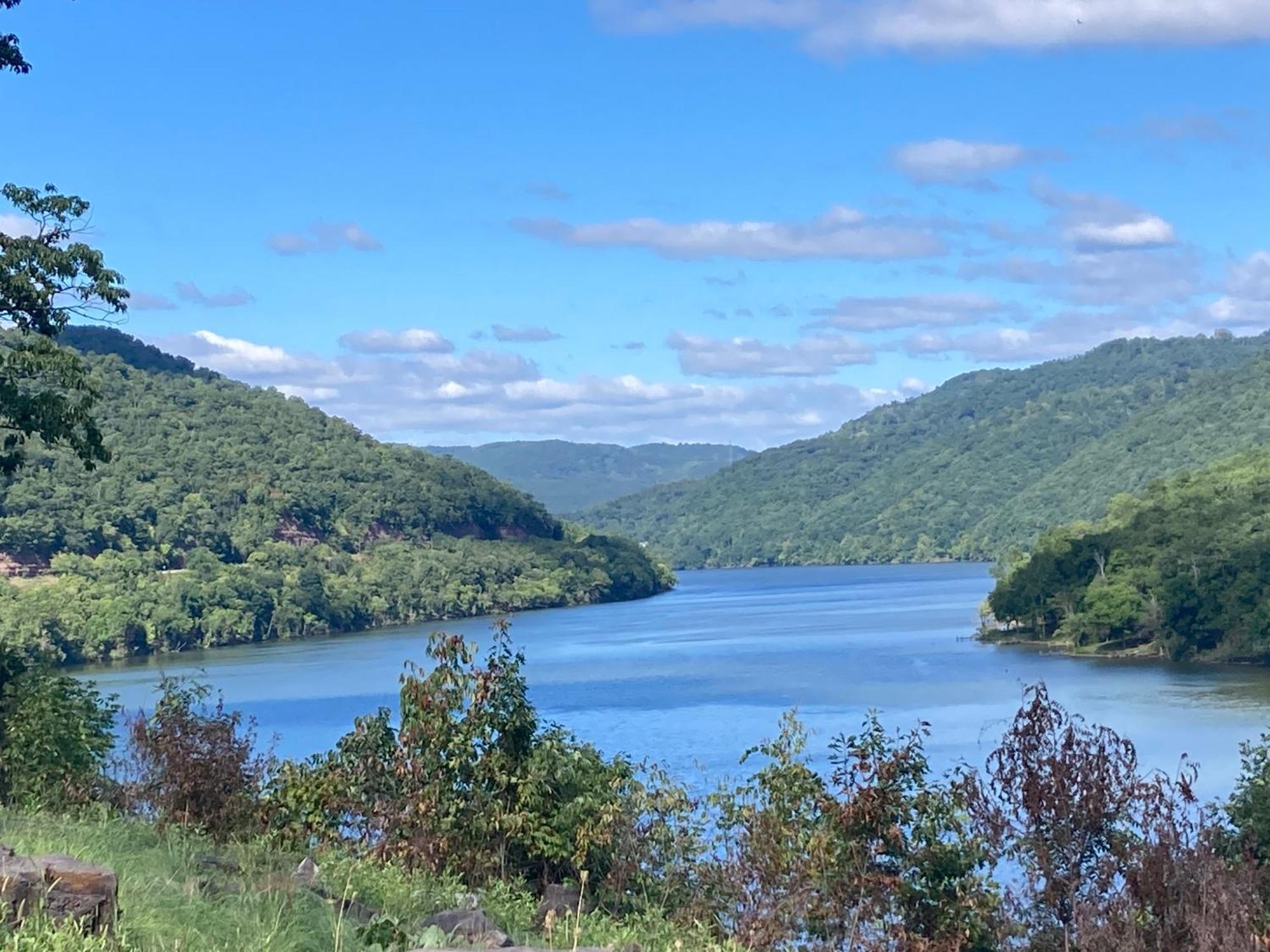 Gorgeous! Near I-77, Historic Log For 2, Wifi, Antiques, River Access, Near Séjour à la ferme