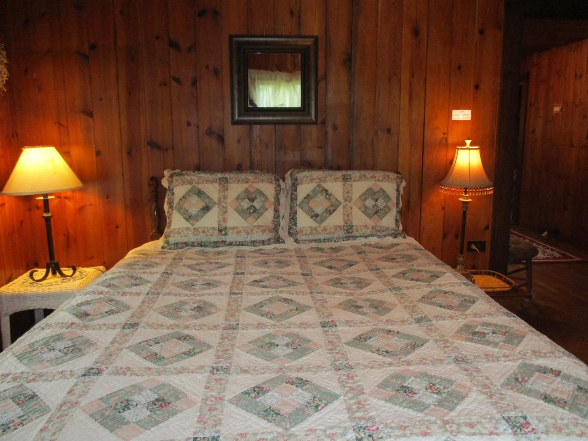 Gorgeous! Near I-77, Historic Log For 2, Wifi, Antiques, River Access, Near Princeton