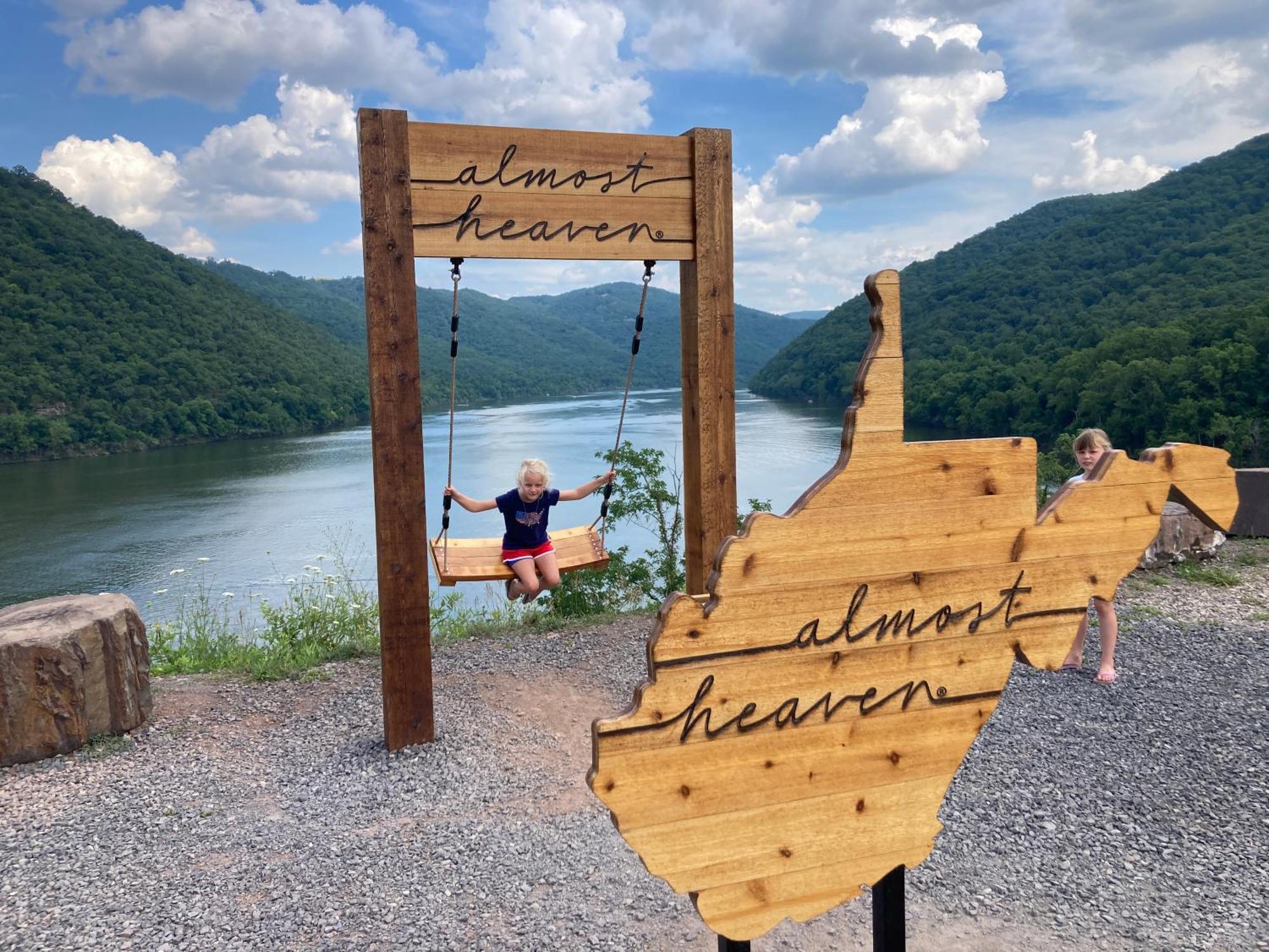 Gorgeous! Near I-77, Historic Log For 2, Wifi, Antiques, River Access, Near Séjour à la ferme Princeton