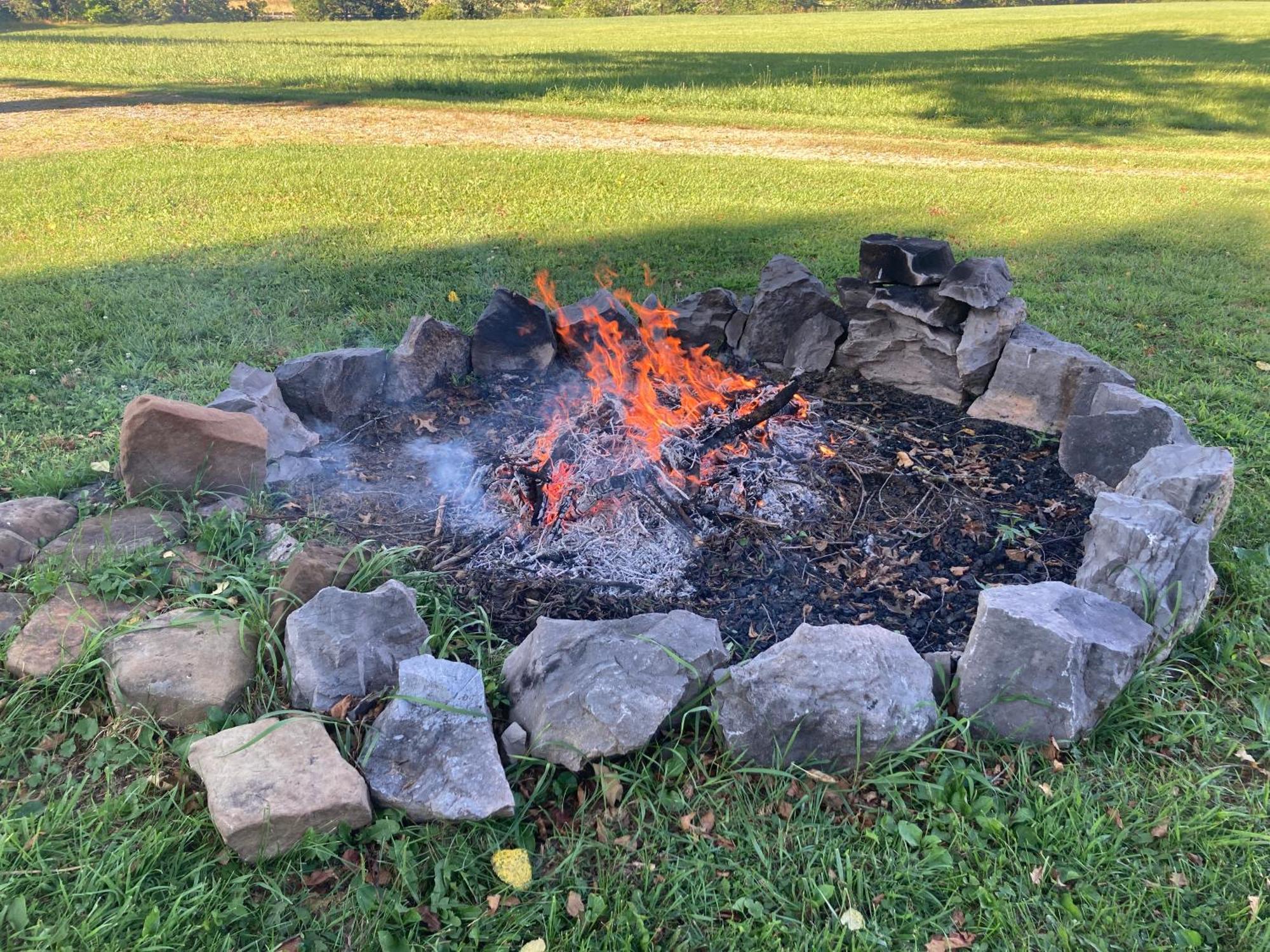 Gorgeous! Near I-77, Historic Log For 2, Wifi, Antiques, River Access, Near Séjour à la ferme