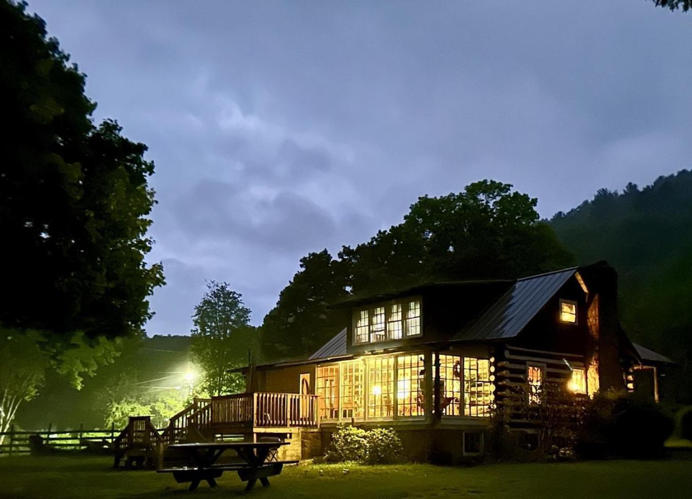 Gorgeous! Near I-77, Historic Log For 2, Wifi, Antiques, River Access, Near Séjour à la ferme *