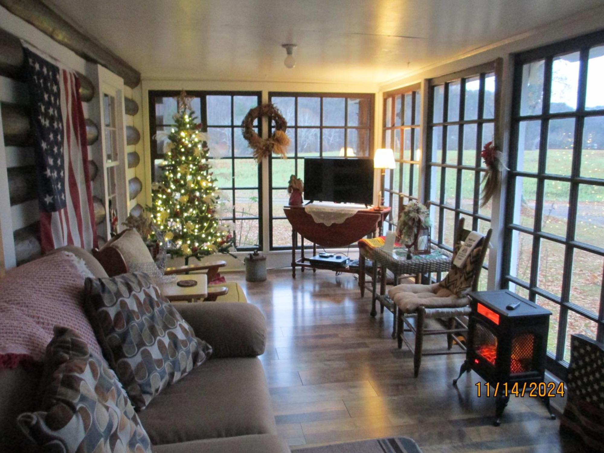 Gorgeous! Near I-77, Historic Log For 2, Wifi, Antiques, River Access, Near Séjour à la ferme *