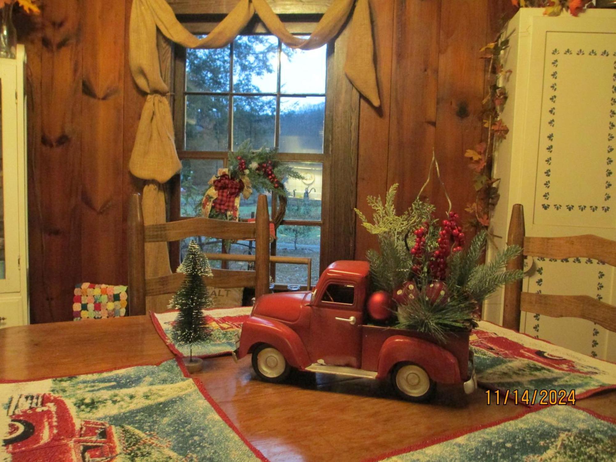 Séjour à la ferme Gorgeous! Near I-77, Historic Log For 2, Wifi, Antiques, River Access, Near *