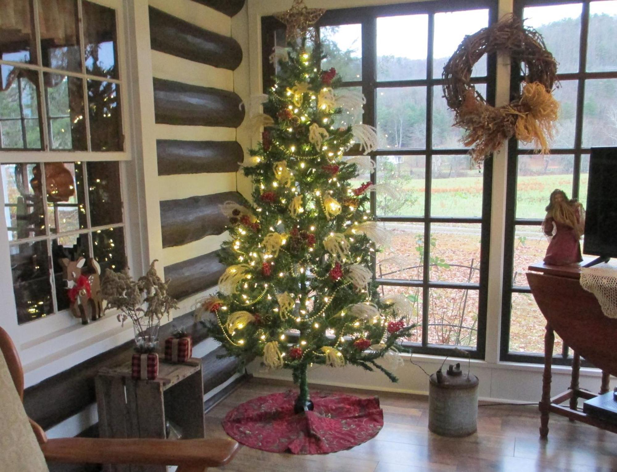 Gorgeous! Near I-77, Historic Log For 2, Wifi, Antiques, River Access, Near Séjour à la ferme Princeton