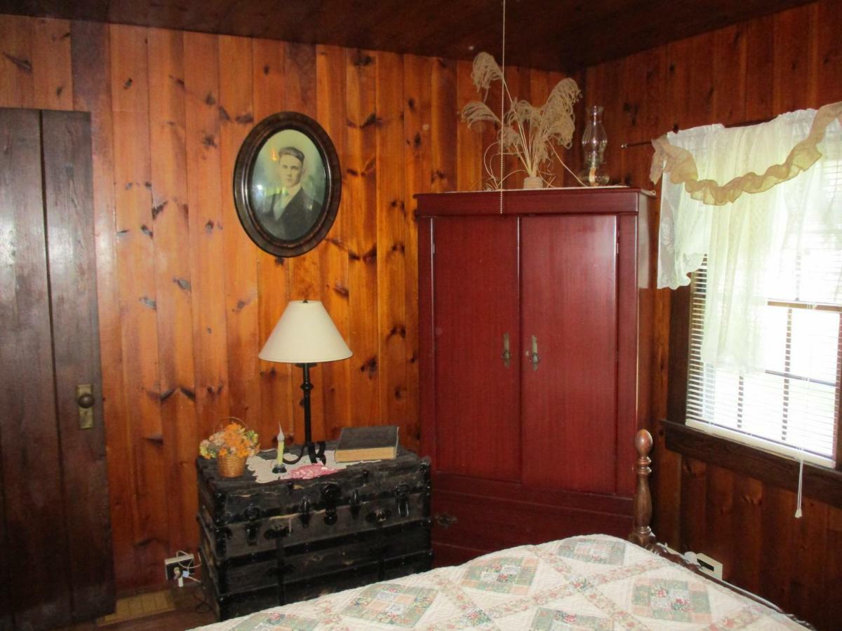 Gorgeous! Near I-77, Historic Log For 2, Wifi, Antiques, River Access, Near Séjour à la ferme Princeton