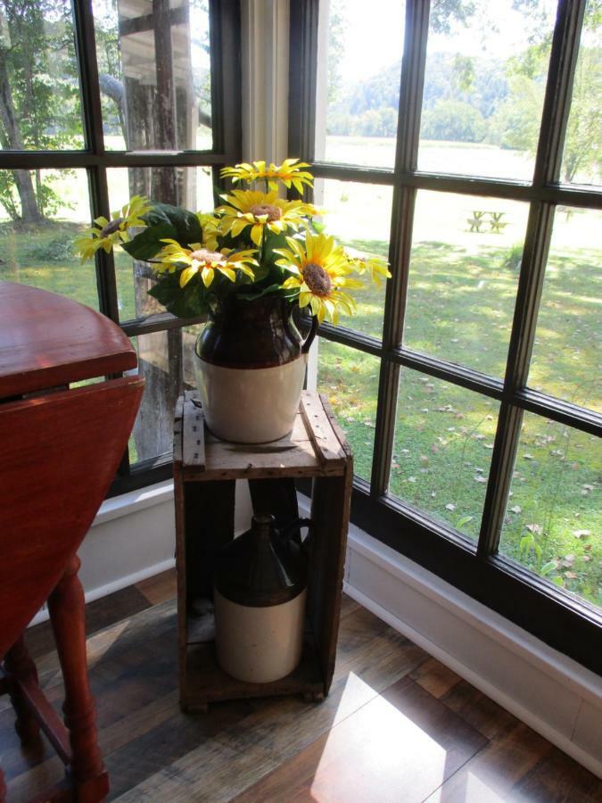 Séjour à la ferme Gorgeous! Near I-77, Historic Log For 2, Wifi, Antiques, River Access, Near Princeton