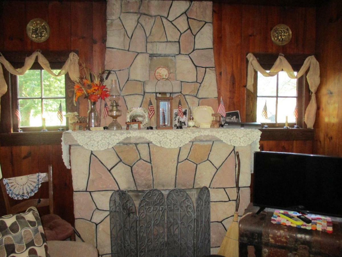 Gorgeous! Near I-77, Historic Log For 2, Wifi, Antiques, River Access, Near Séjour à la ferme Princeton