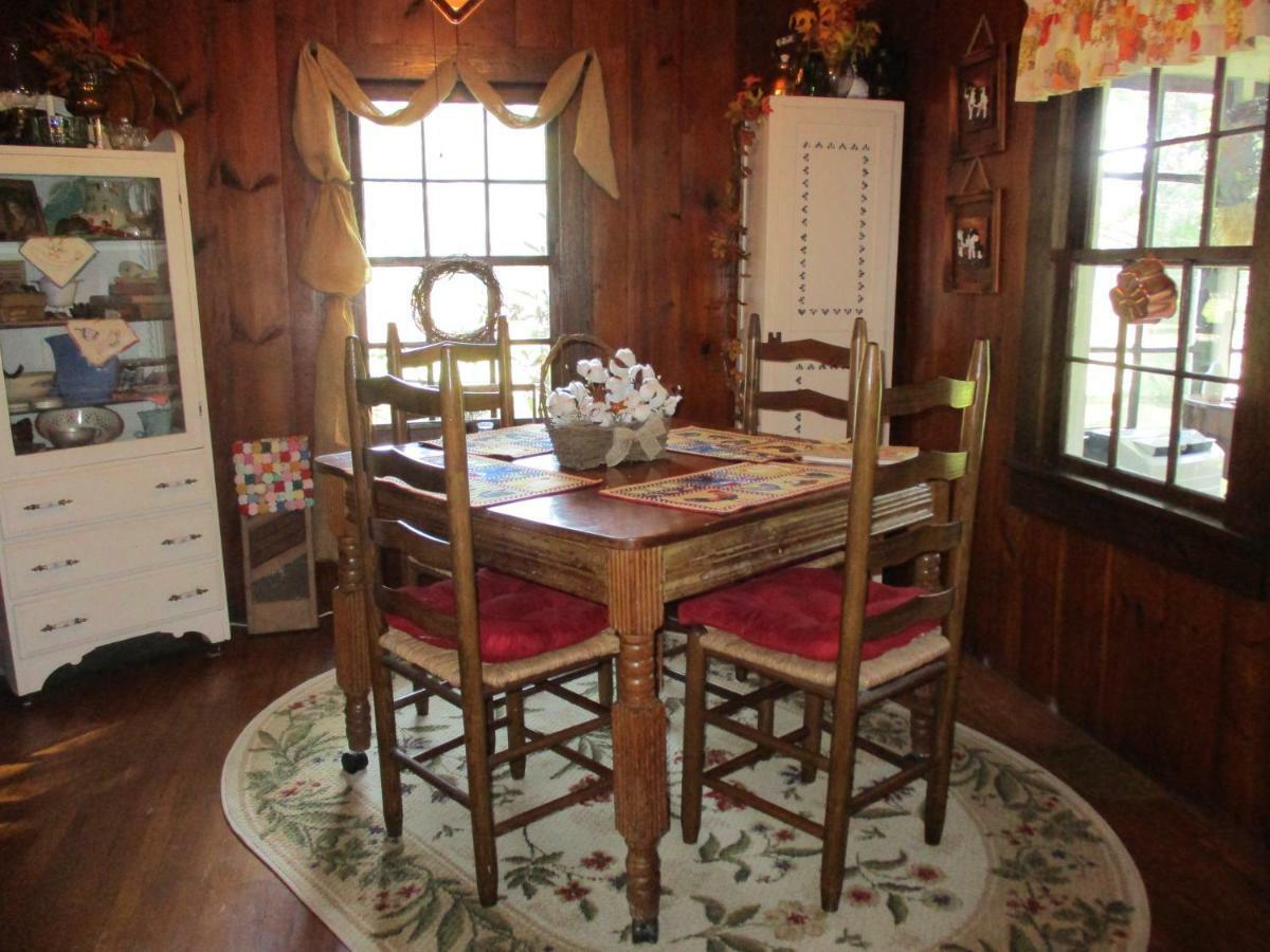 Séjour à la ferme Gorgeous! Near I-77, Historic Log For 2, Wifi, Antiques, River Access, Near *