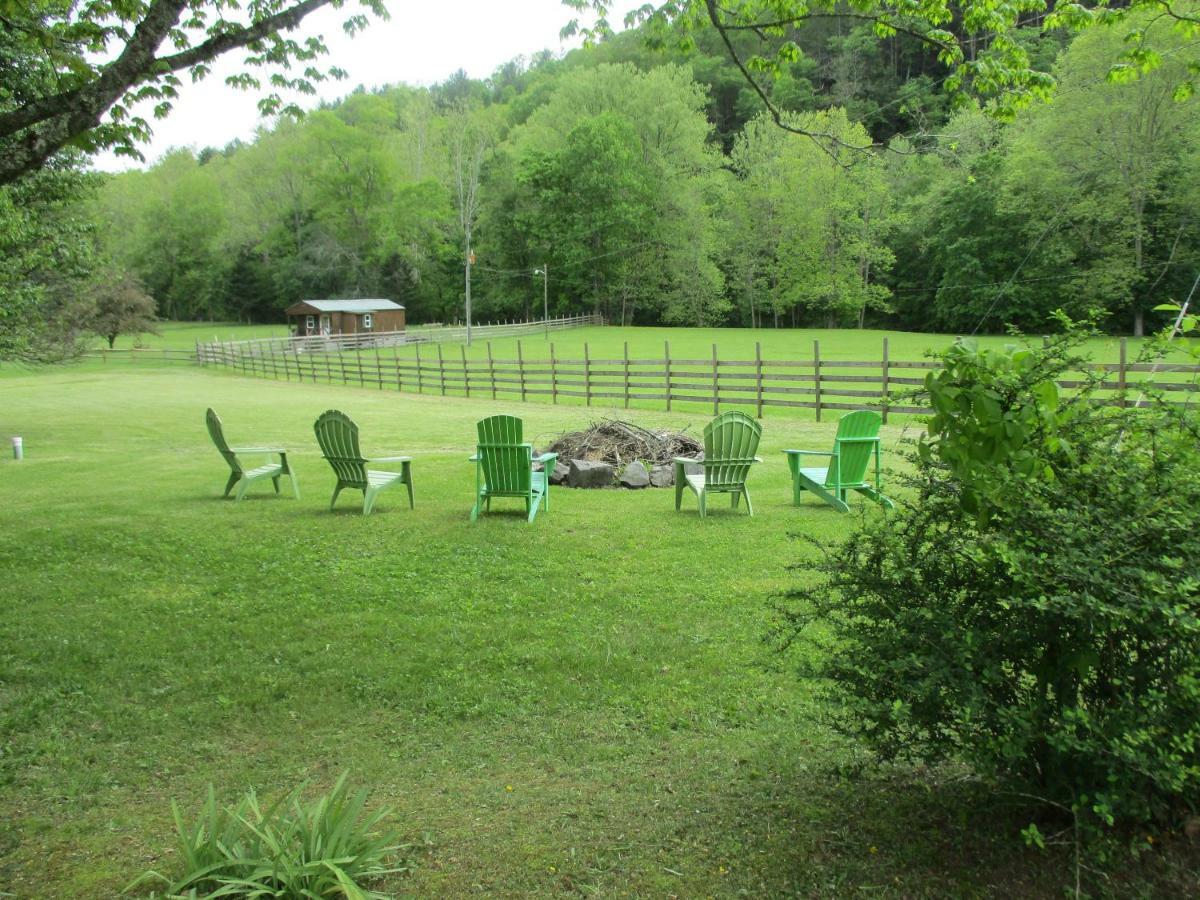 Gorgeous! Near I-77, Historic Log For 2, Wifi, Antiques, River Access, Near Séjour à la ferme Princeton
